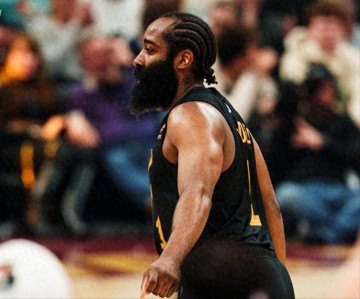 九游娱乐APP-骑士成功复仇活塞，哈登18+7+6率队取胜，他在场时球队豪获8胜1负