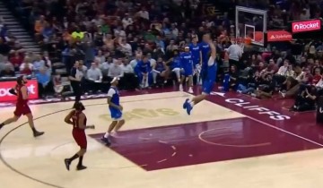 九游娱乐平台-终于秀一个！骑士失误被打反击 弗拉格快下1打0双手滑翔暴扣！